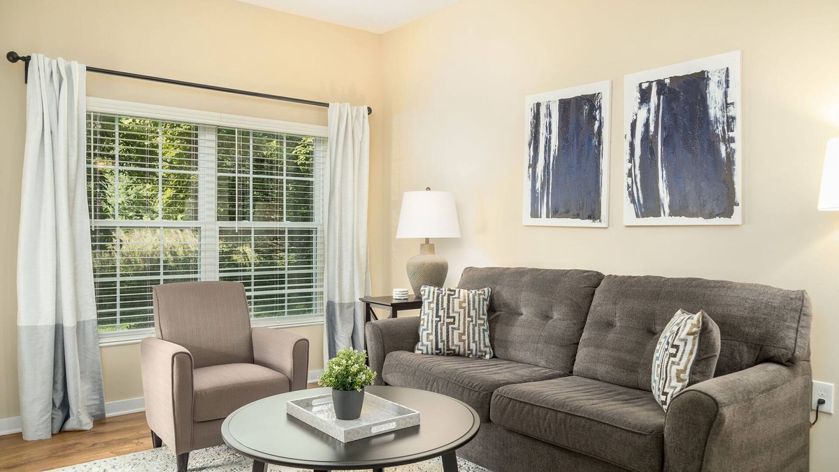 Westerville Apartment | The Fenimore Flat | No Steps | Patio | King Bed!