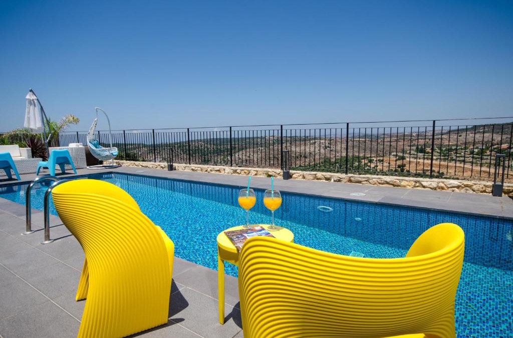 Kfar Vradim Cabin | The Fifties suites