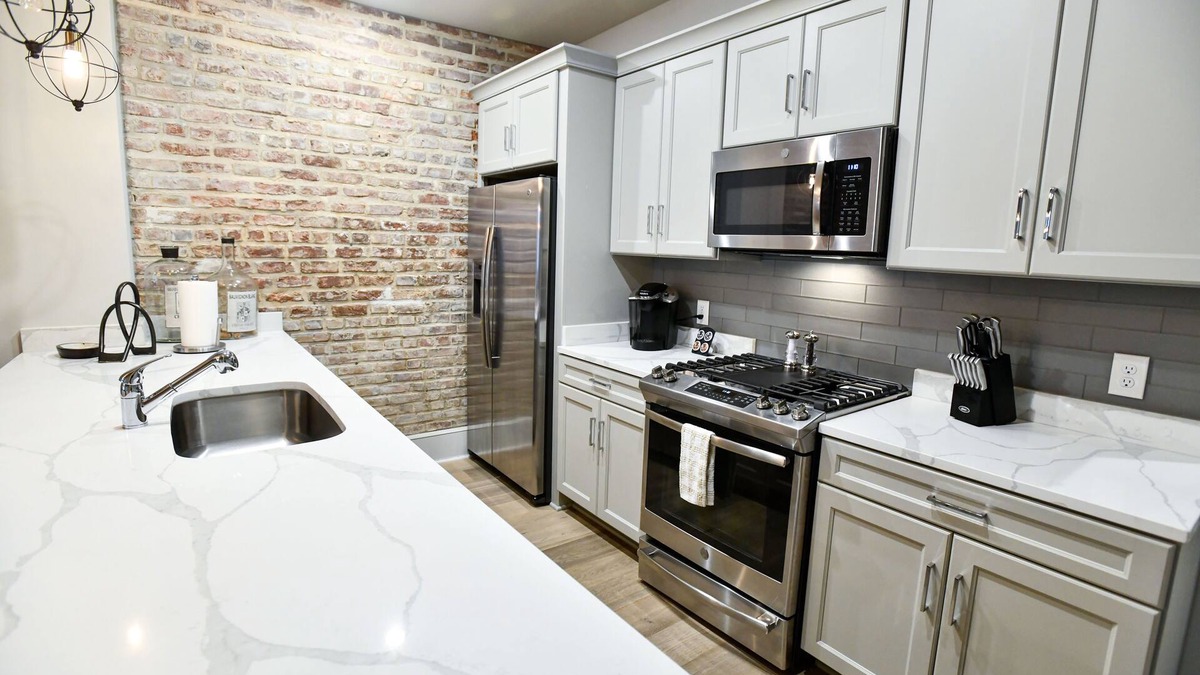 Central Business District Condo | "The Filles du Roi" 2BR/2Bath SUPERDOME Wedding Venue guests welcome