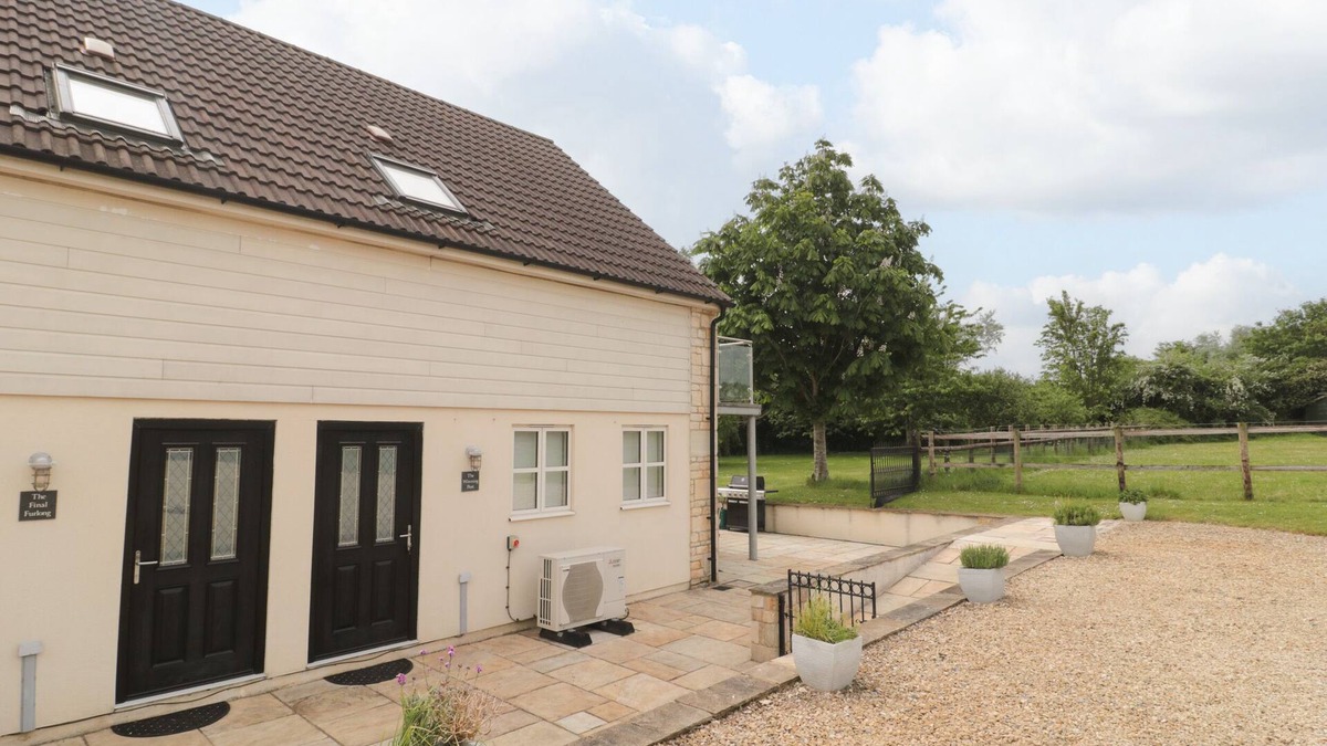 Bruton Cottage | THE FINAL FURLONG, pet friendly, with a garden in Bruton
