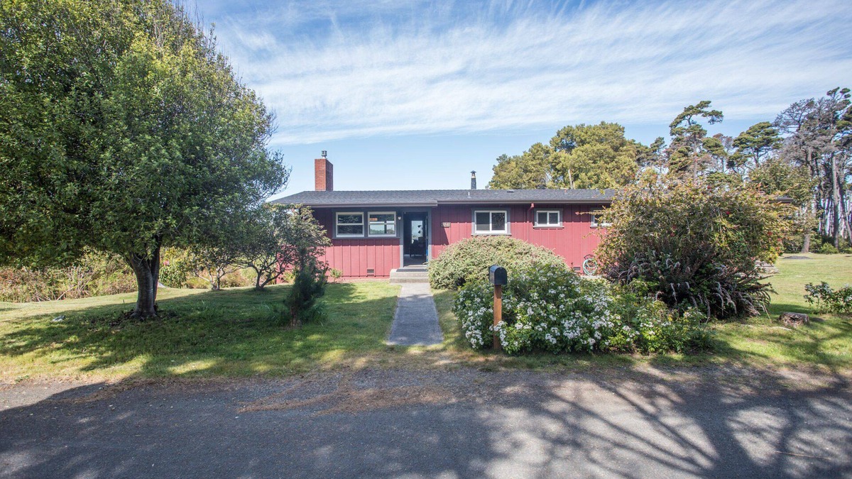 Cleone House | The Fish House - Midcentury Modern - Walk to Beach