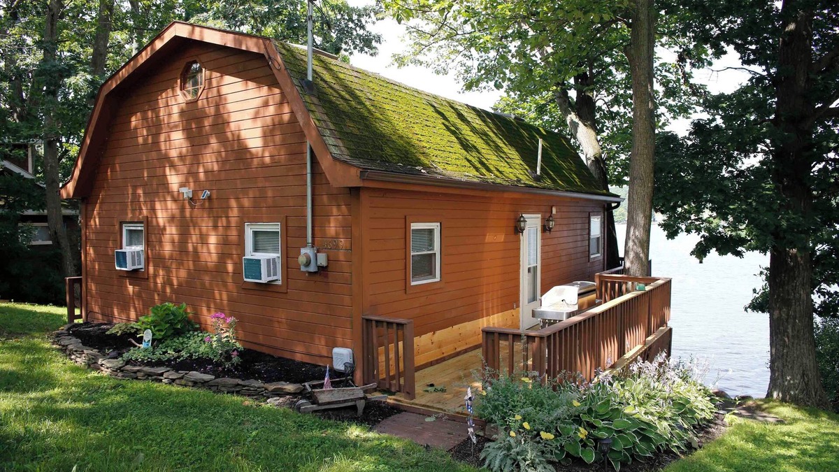 Dundee Cabin | The Fish Inn | This classic lakefront cottage sits on the East side of Waneta Lake