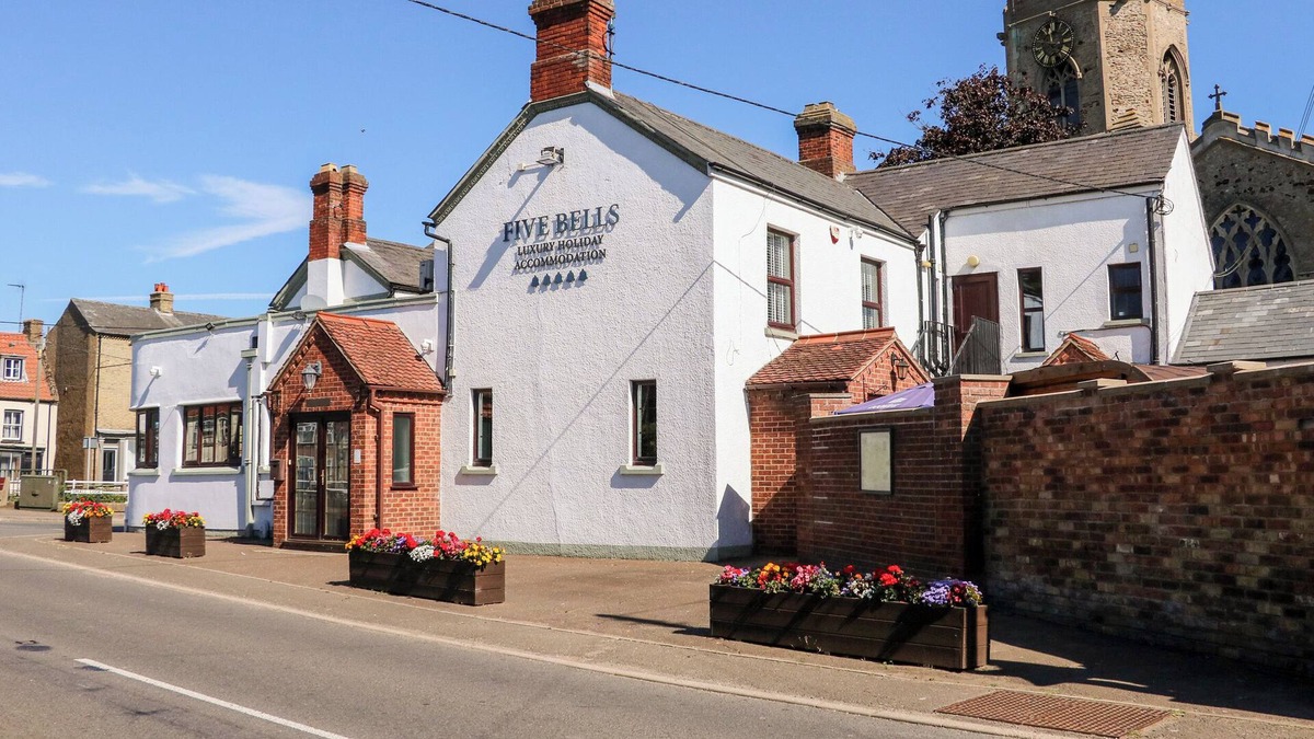 Wisbech House | THE FIVE BELLS INN, character holiday cottage, with hot tub in Upwell