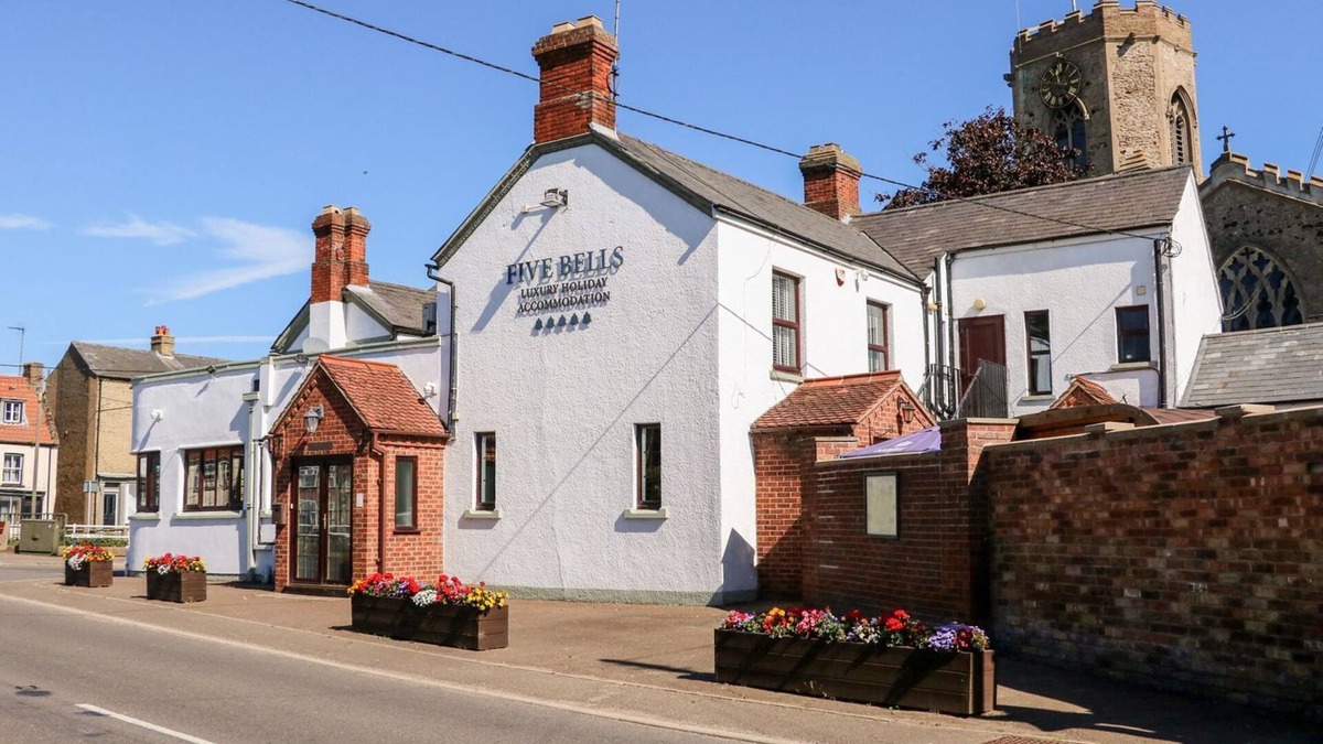 Wisbech House | THE FIVE BELLS INN, character holiday cottage, with hot tub in Upwell