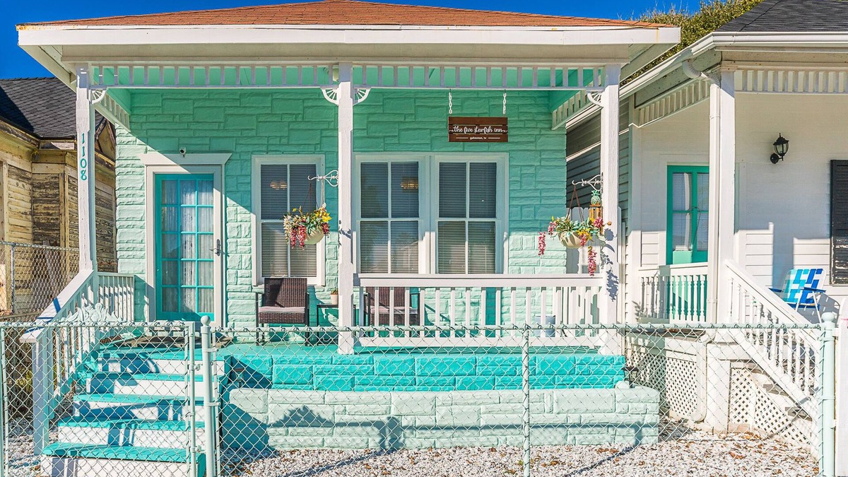 San Jacinto House | The Five Starfish Inn. Cute little beach vacation rental. 1 block to the Seawall