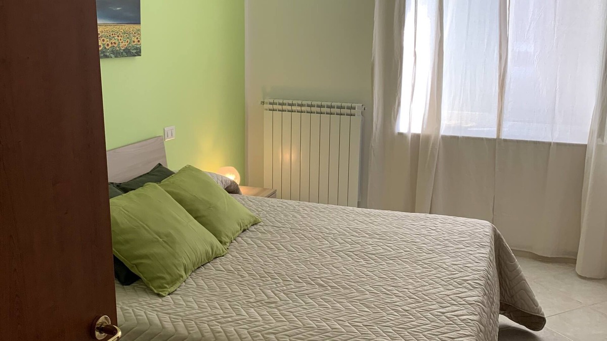 Castellammare di Stabia House | The flower garden/Sunflowers Room
