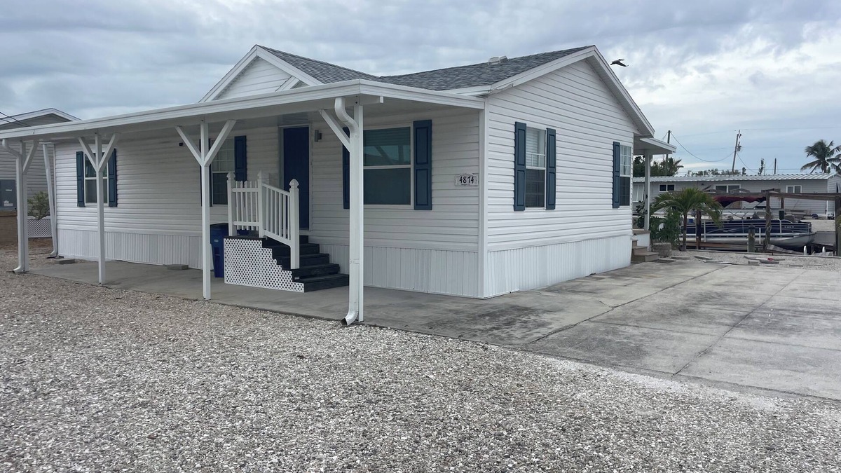Flamingo Bay House | The Flamingo at Sandpiper 2 bed 2 bath waterfront location with dock and lift