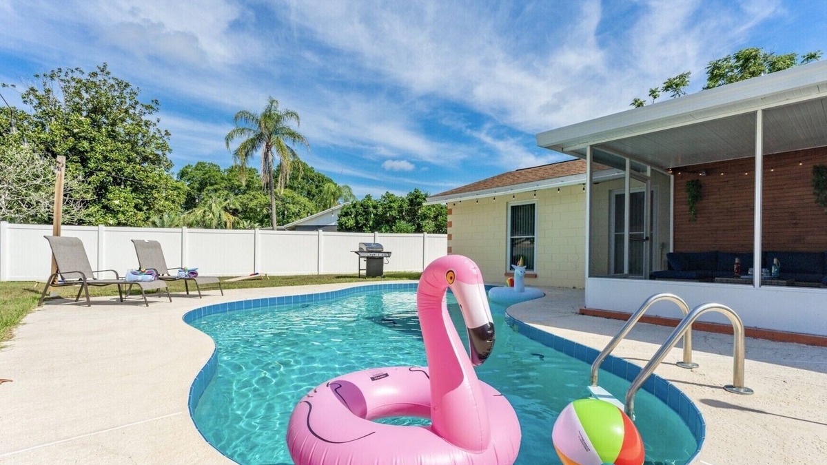 Valrico House | The Flamingo Oasis