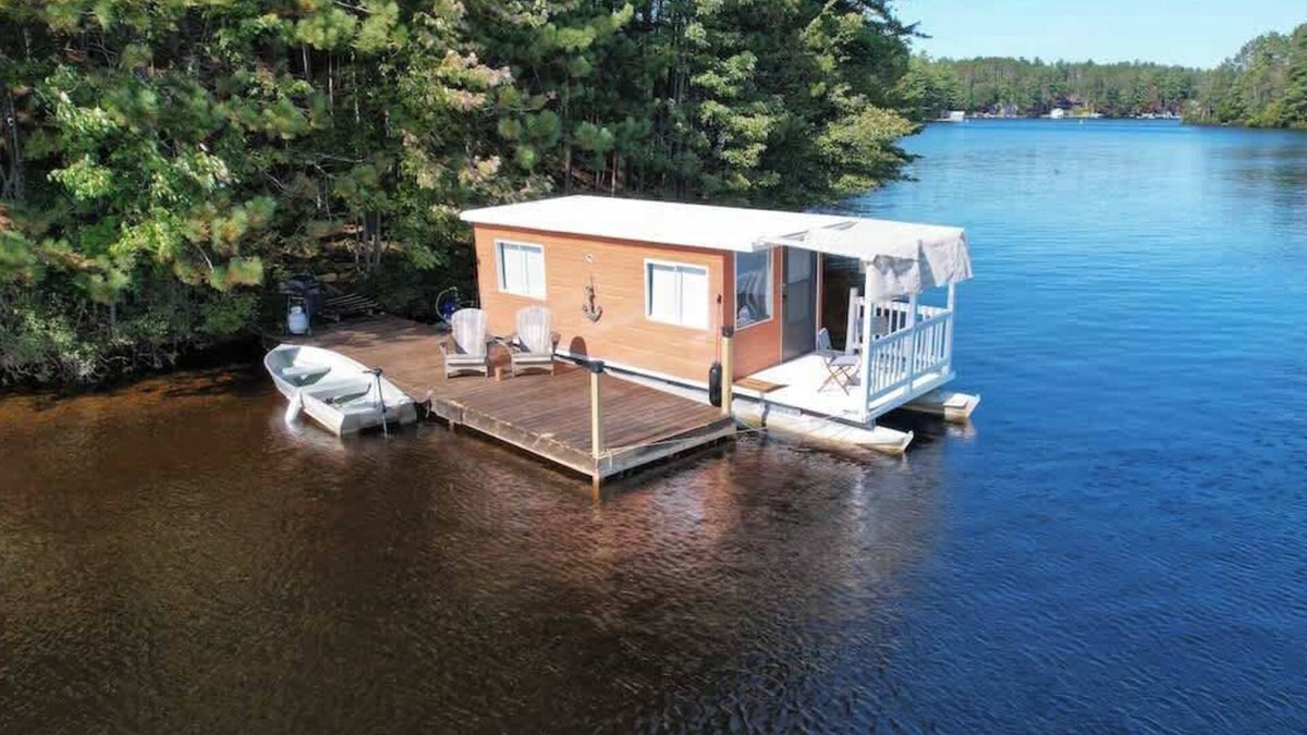 Brantingham Boat Rental | The Floater-A House Boat on Grant Island, Bham Lk