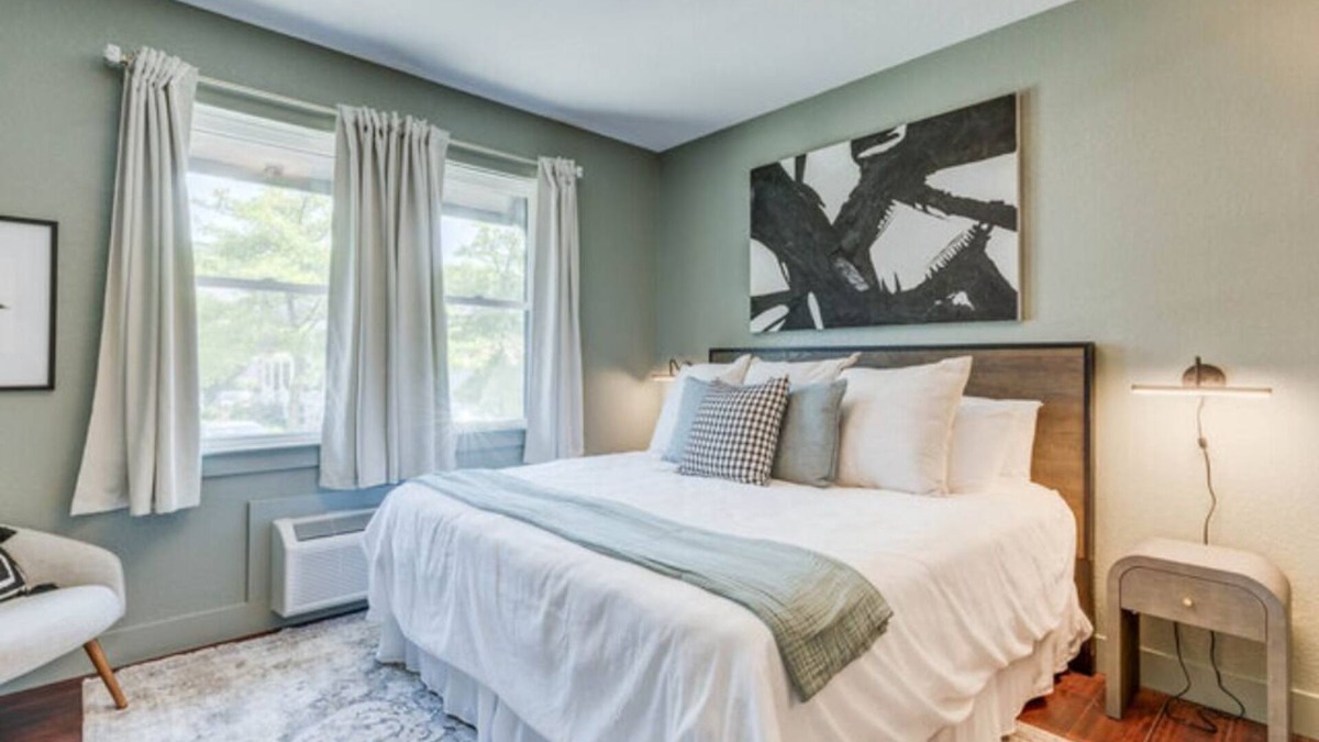 Historic Downtown Manteo Hotel | The Fly South - Room