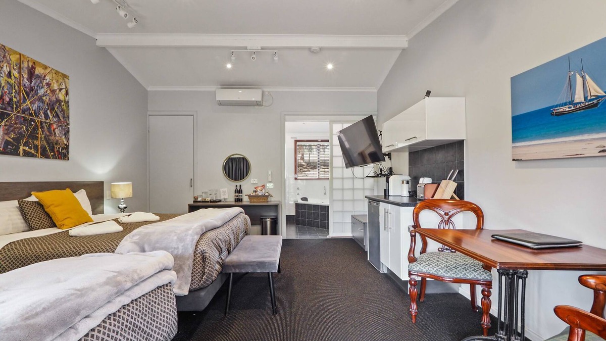 Pemberton Apartment | The Forest Studio Deluxe King Suite with Spa and Forest Hill Views