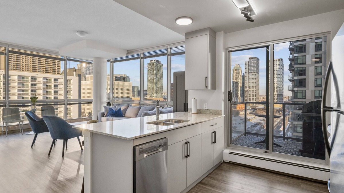 Beltline Apartment | "The Fossil," King Bed, Underground Parking, Downtown views, Walk to Saddledome
