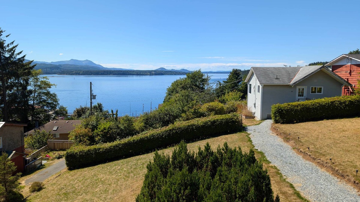 Alert Bay Apartment | The Founder's Vista Suite, Spacious, Panoramic Ocean Views