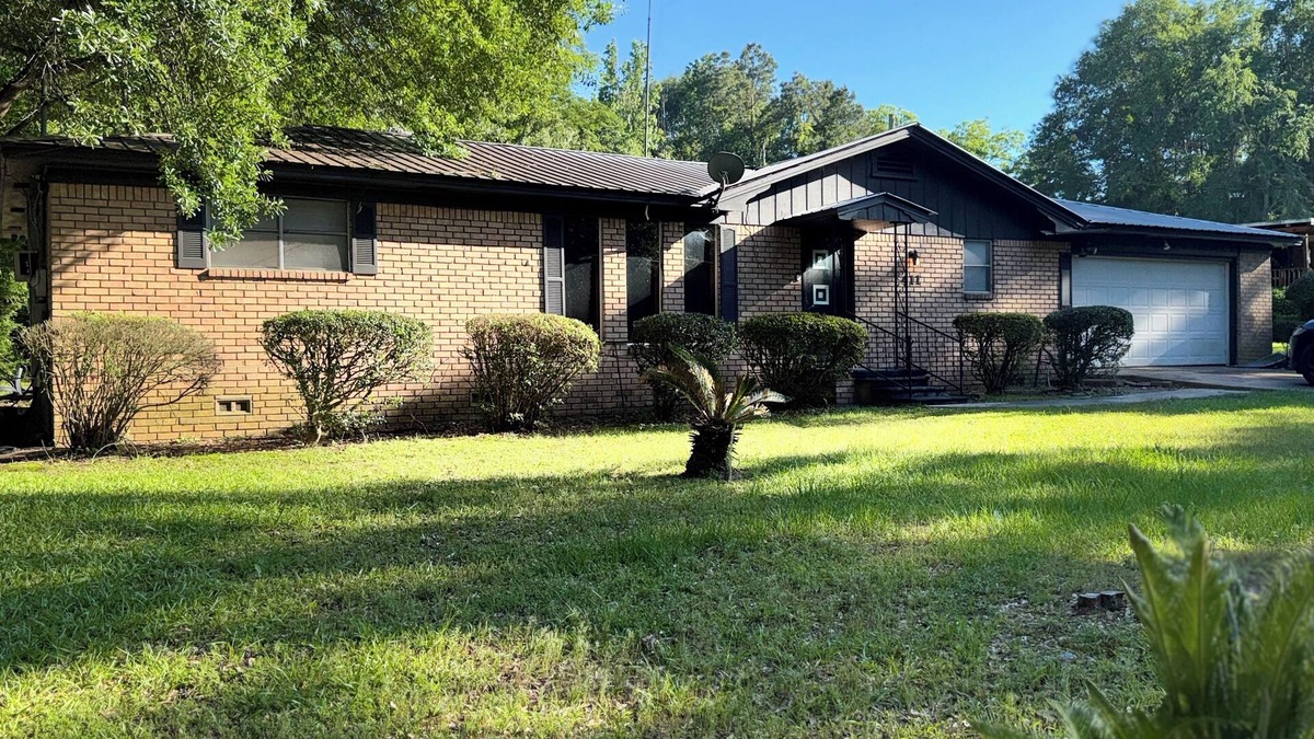 Center House | The Fountain Collective Charming 3-bedroom house with AC, WiFi in Center