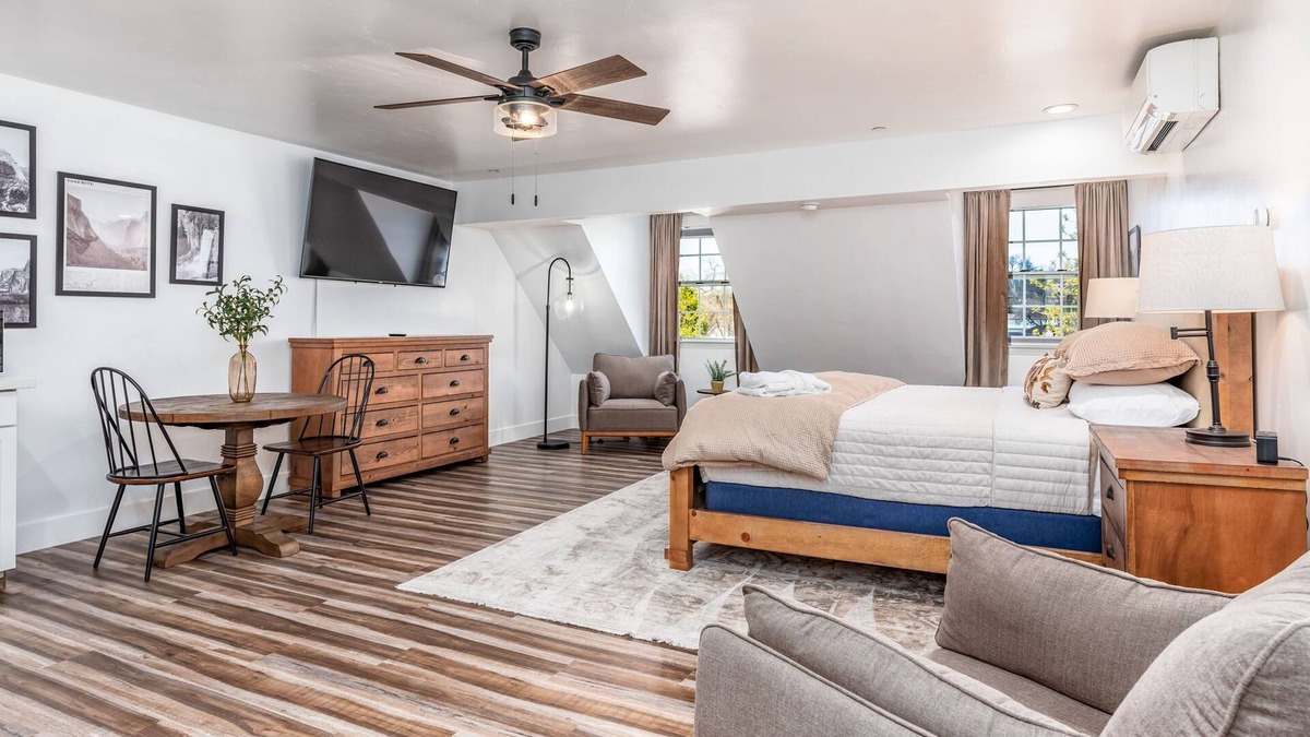 Oakhurst Apartment | The Four Daughters
