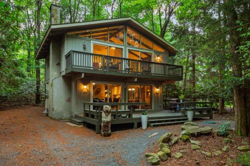 Pocono Pines House | The Four Seasonal by AvantStay Hot Tub Spacious Deck Fire Pit