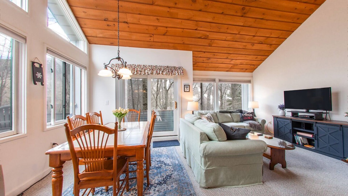 Lincoln House | The Fox Den: Low fees! 2 bed, 1 bath with AC Across from Loon Mountain. Sleeps 6
