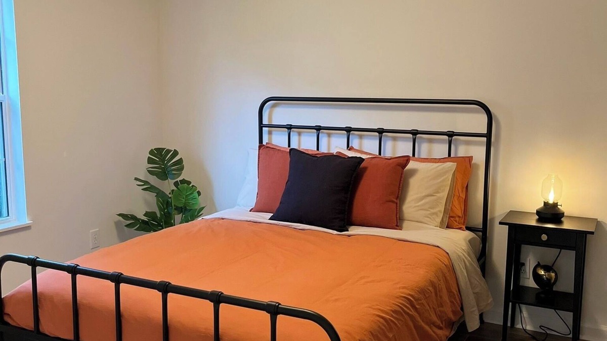 Conway House | The Fox Den - Private Queen Room in Cozy Bungalow with Lake View