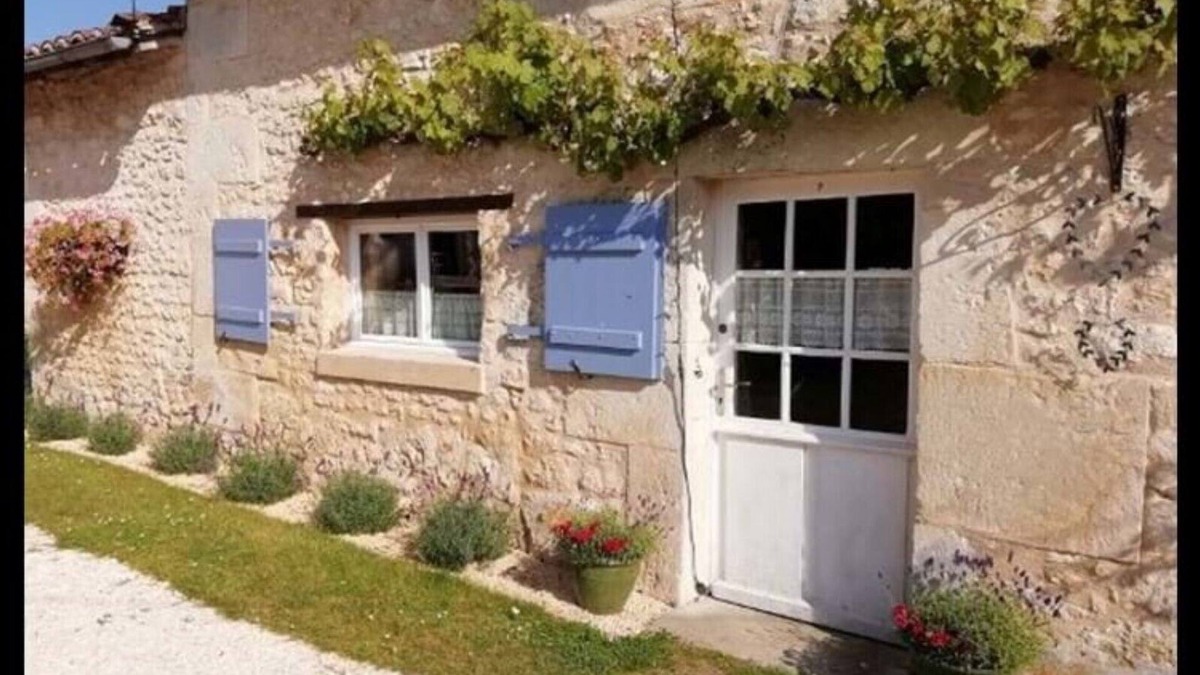 Ronsenac Cottage | The Fox House, disability access on the Dordogne/Charente bordernQuiet retreat