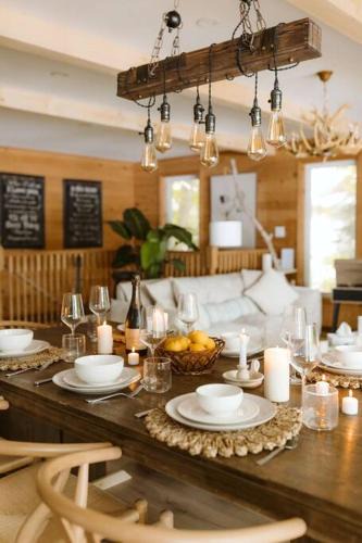 Novar House | The Fox Lakefront Cottage with PrivateBeach and Sauna
