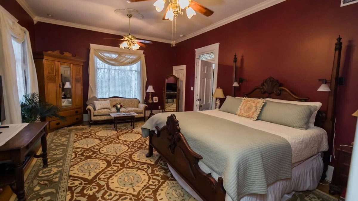 Guthrie Bed & Breakfast | The Franklin Room at The Judge's Chambers