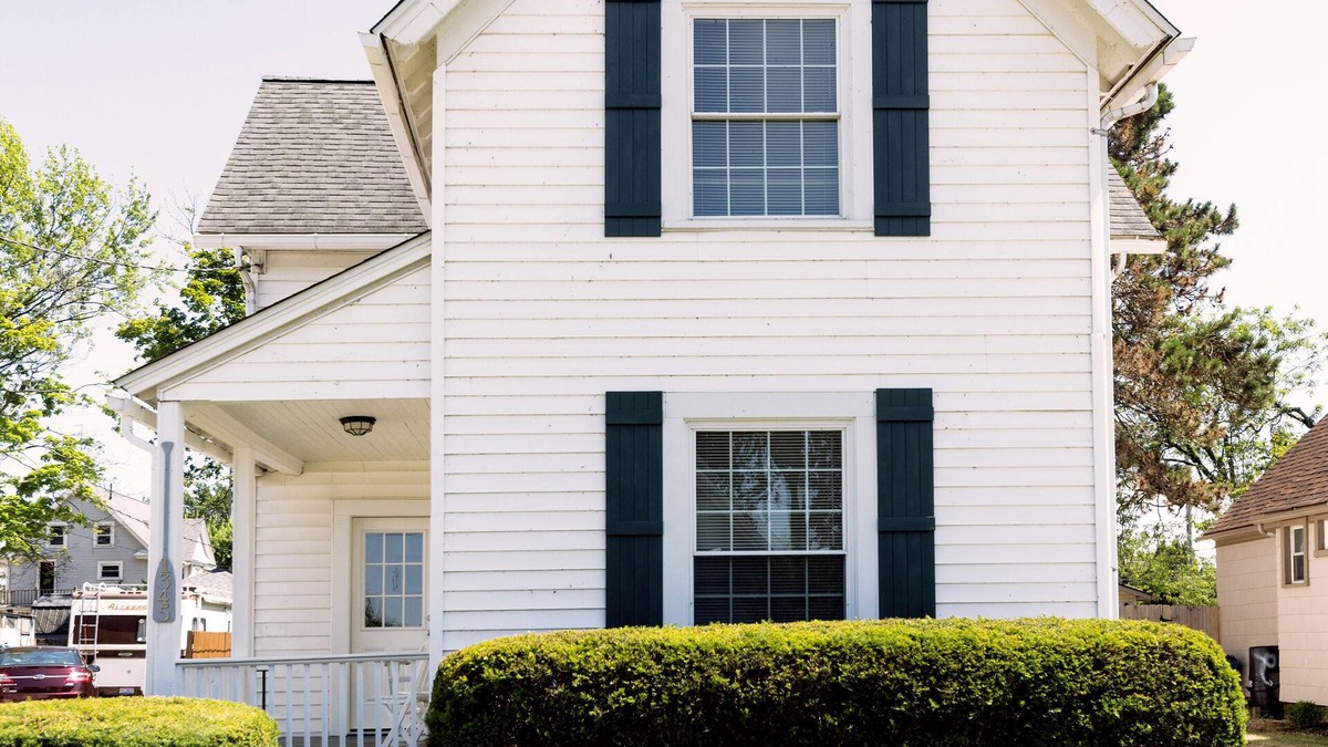 Lorain House | The Front House by the Lake