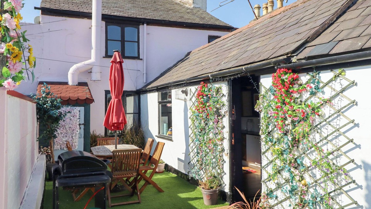 Treffynnon Cottage | THE FUNKY FLAT, pet friendly, character holiday cottage in Holywell