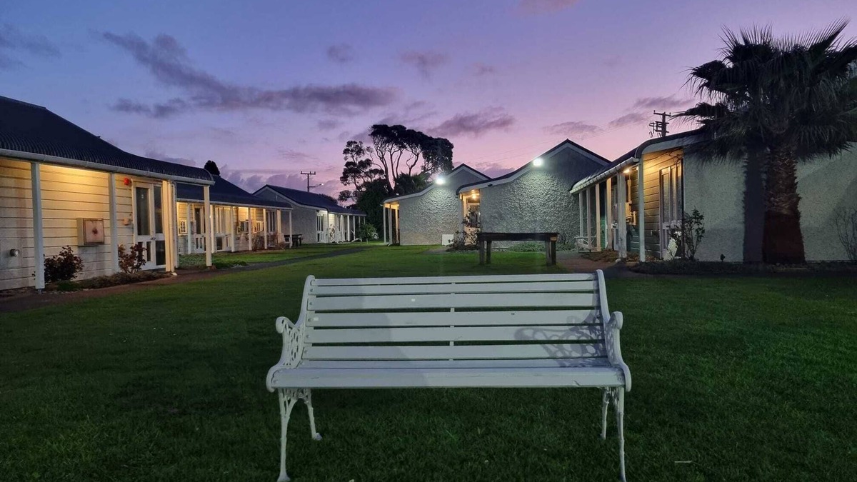 Hawera Hotel | The Furlong