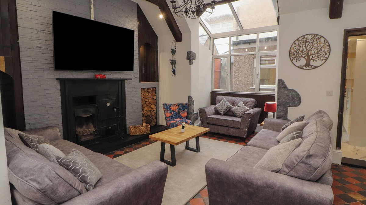 Barrow-in-Furness Cottage | THE FURNESS HAVEN, pet friendly, with hot tub in Barrow-In-Furness