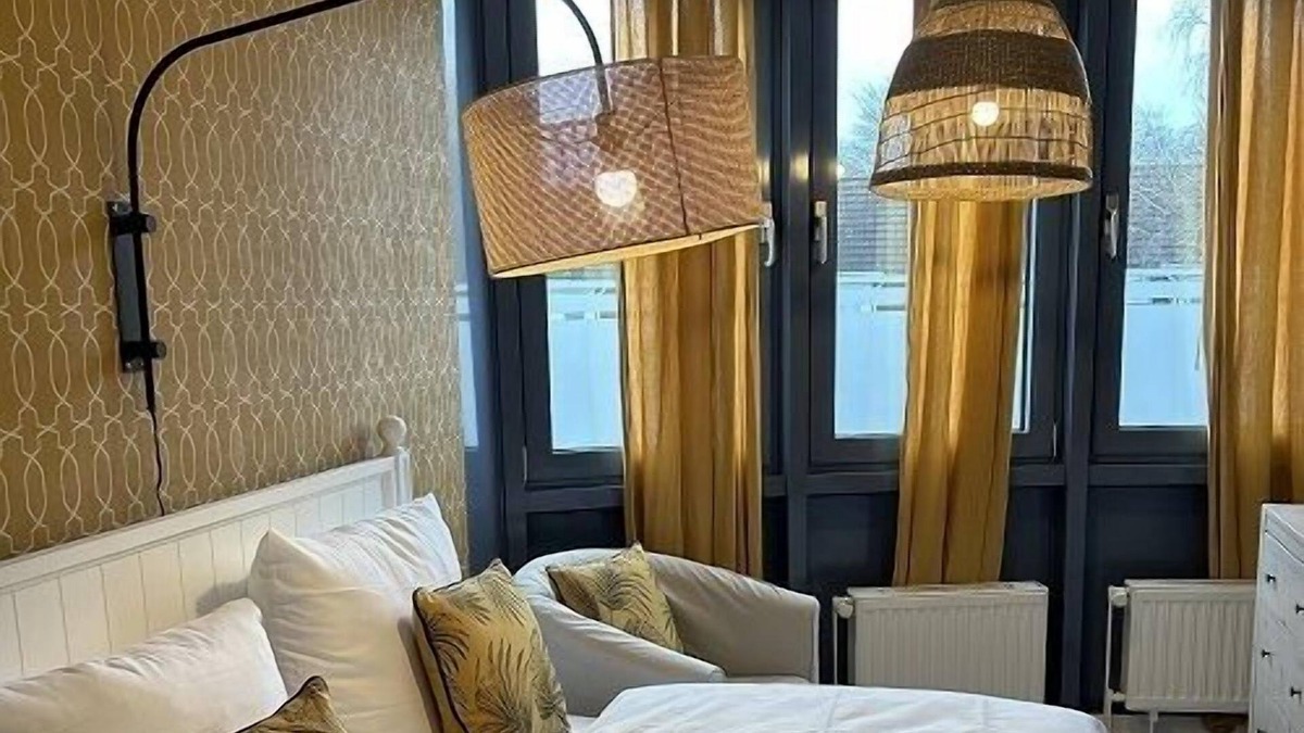 Hamburg-Barmbek Apartment | The furnished 3-room-apartment is approx. 45 m2 big, is located on the 2nd floor of our apartment house Saseler Chaussee and is suitable for max. 4 people.