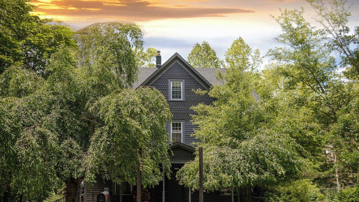 Callicoon House | The Gables: Newly Renovated Farmhouse (Sleeps 17!)