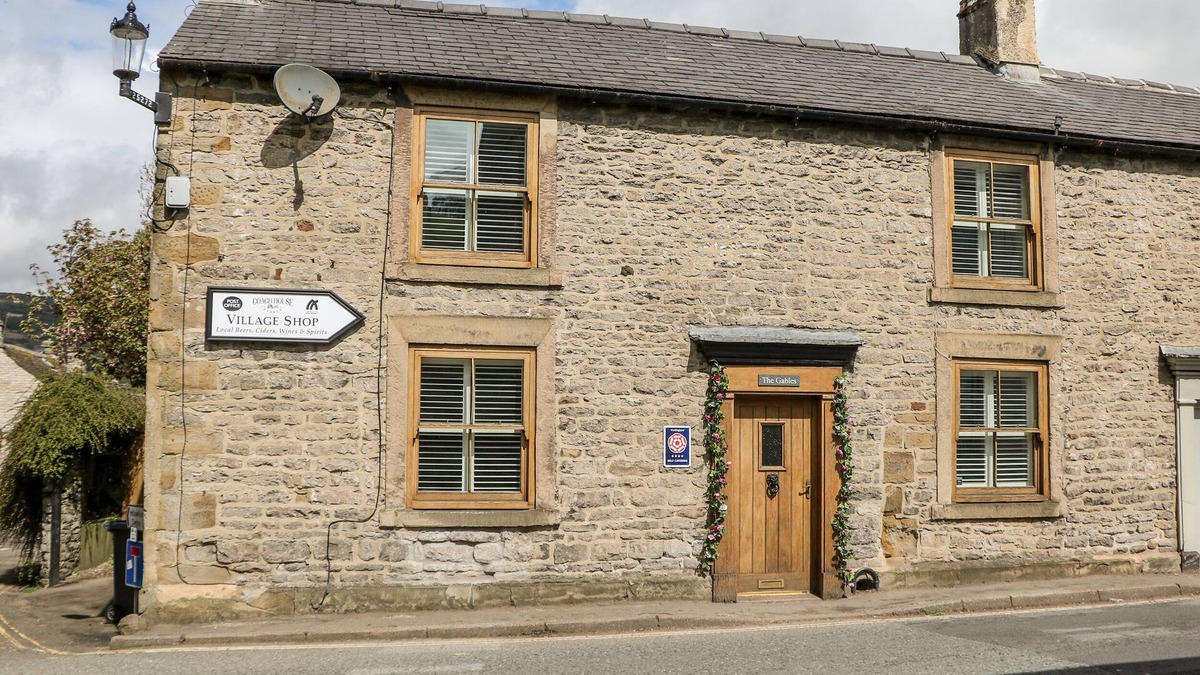 Castleton Cottage | THE GABLES, pet friendly, with hot tub in Castleton, Peak District