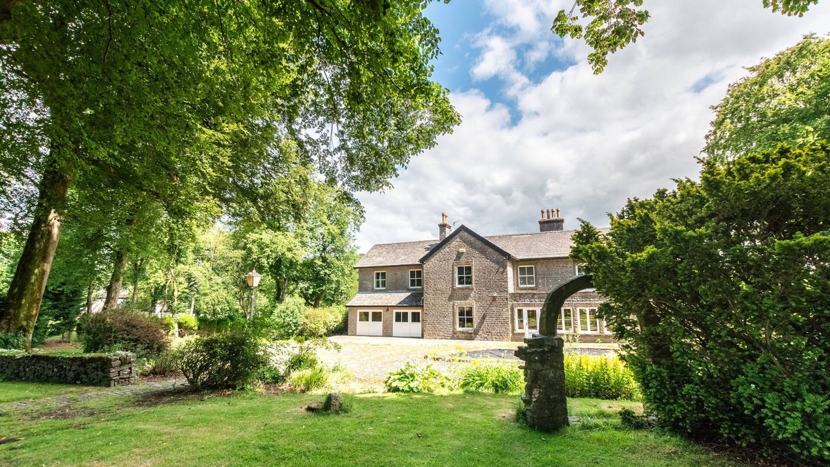 Peak District National Park House | The Gables - Seven Bedroom House, Sleeps 16