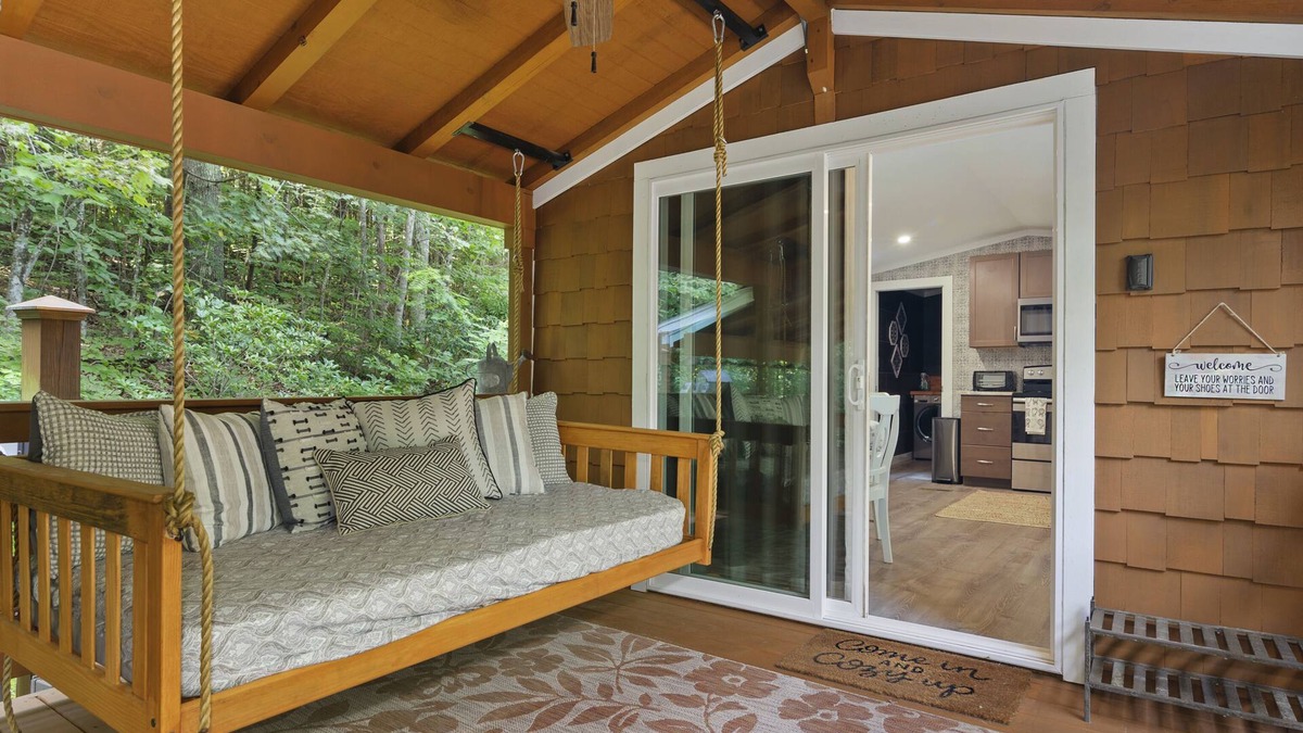 Flat Rock Cottage | The Gala Getaway @ Backyard 🍎 Cottages
