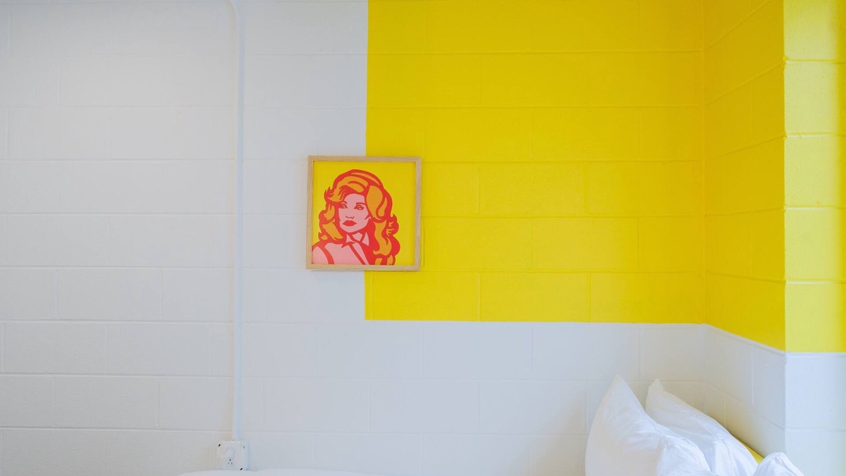East Hill Hotel | The Gallatin 218 Cozy Full, Colorful Boutique Hotel