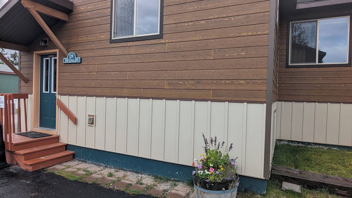 West Yellowstone Cabin | The Gallatin Cabin 124: 3 King Bedrooms with 3 full Bathrooms near Yellowstone