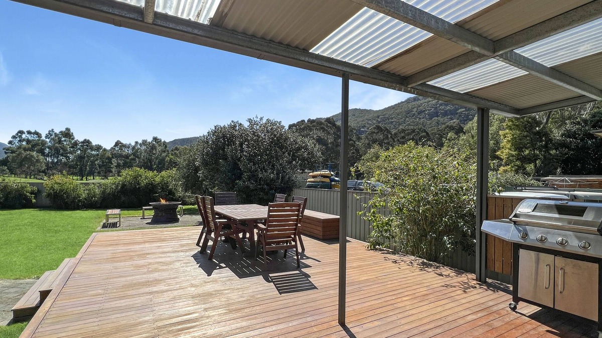 Halls Gap House | The Gap Holiday Cottage, Entertainers backyard, fire pit & fabulous views