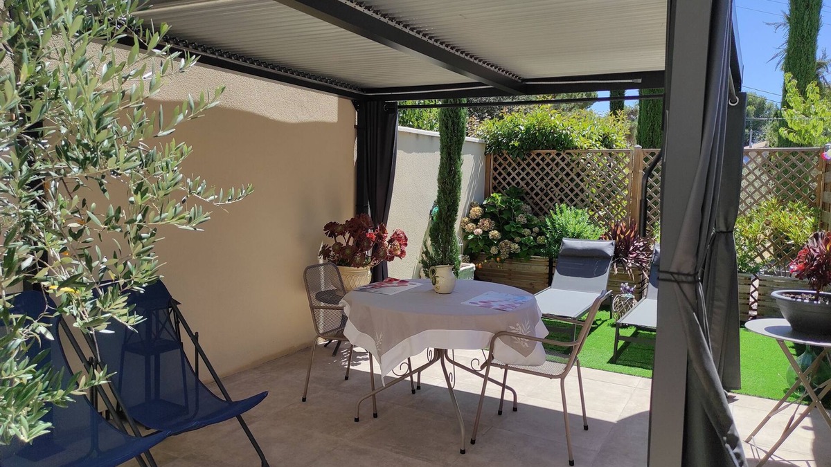 Chateauneuf-de-Gadagne House | the gardenia in the heart of Provence near Avignon, Luberon, mont ventoux