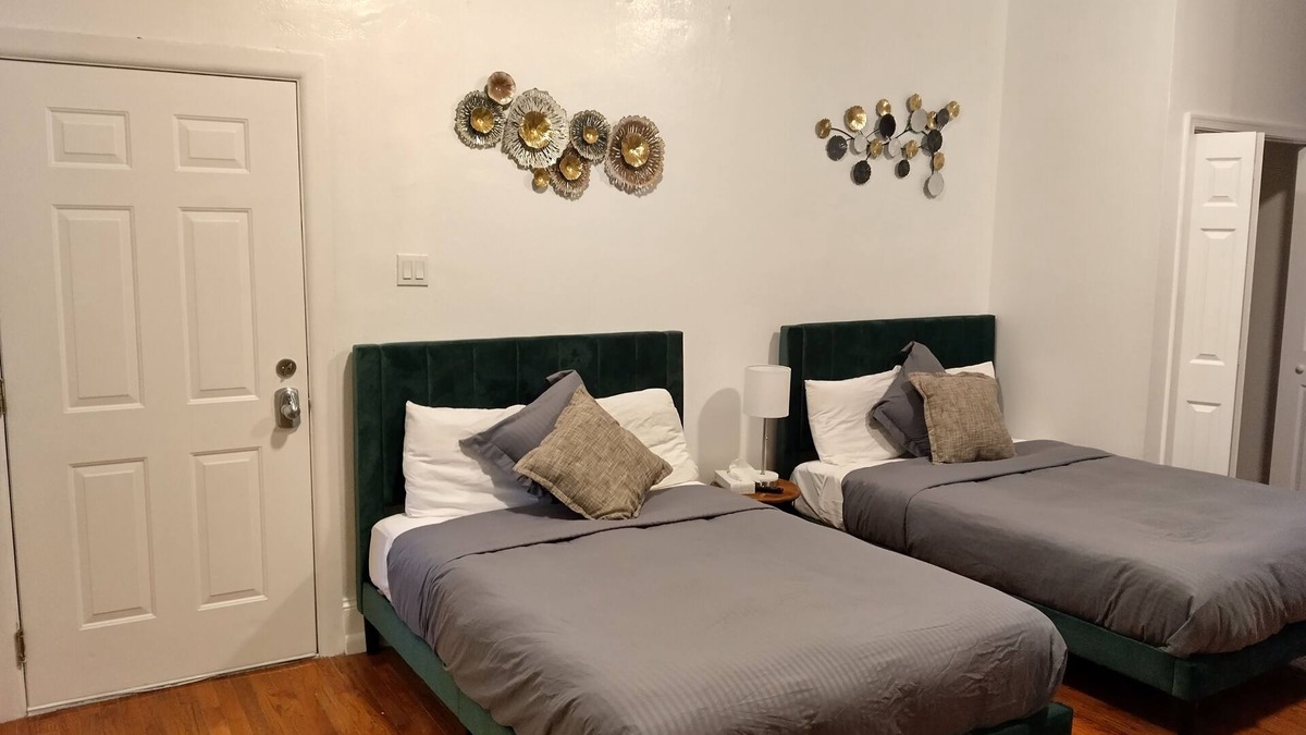 Washington Square West Apartment | The Garden - 2 bedsnNice for families or friends at center city