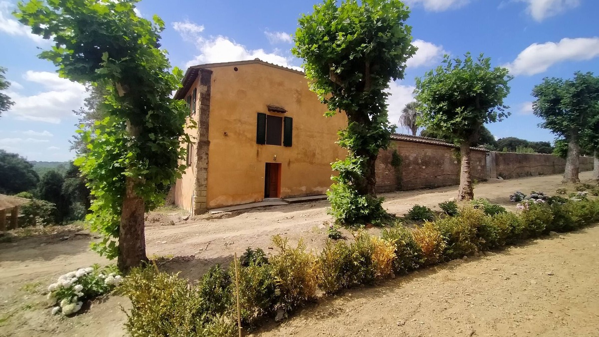 Castelfiorentino House | The garden house is located within the grounds of the historic Villa Meleto