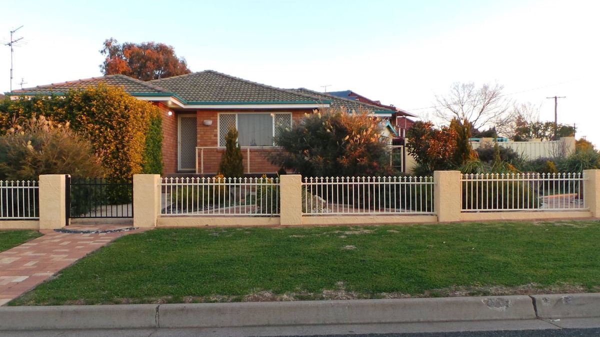 South Tamworth House | The Garden House - FREE Wi-Fi & FOXTEL, AFFORDABLE