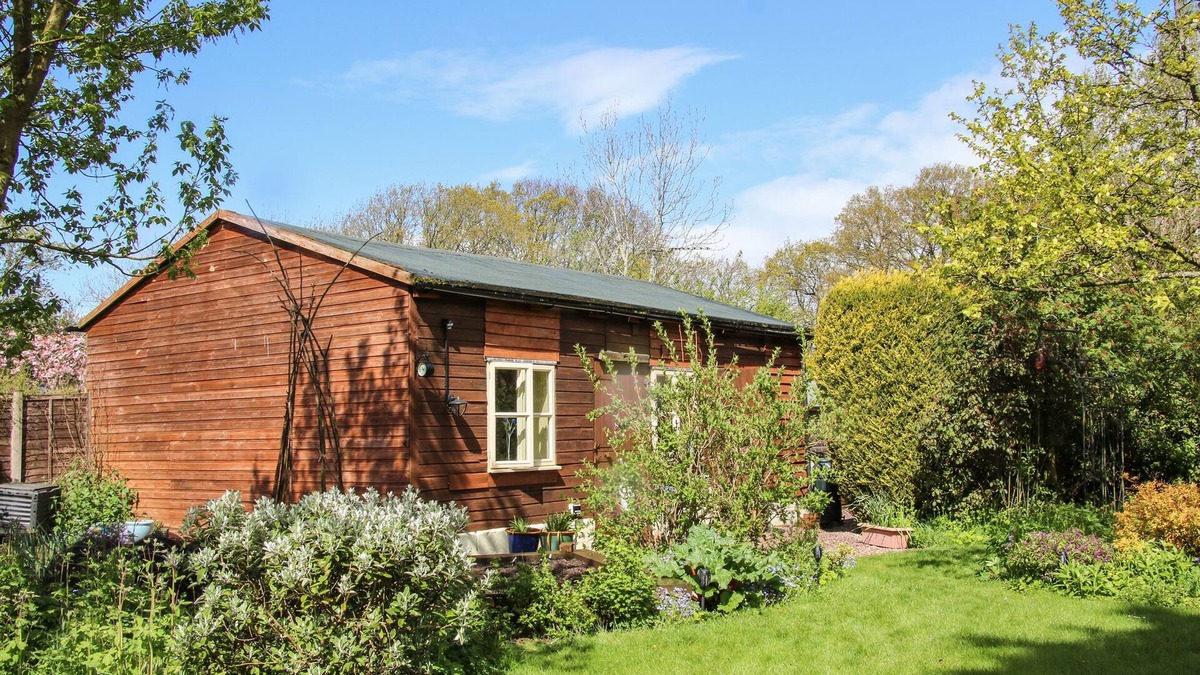 Bridgnorth Cottage | THE GARDEN LODGE, romantic, with a garden in Bridgnorth