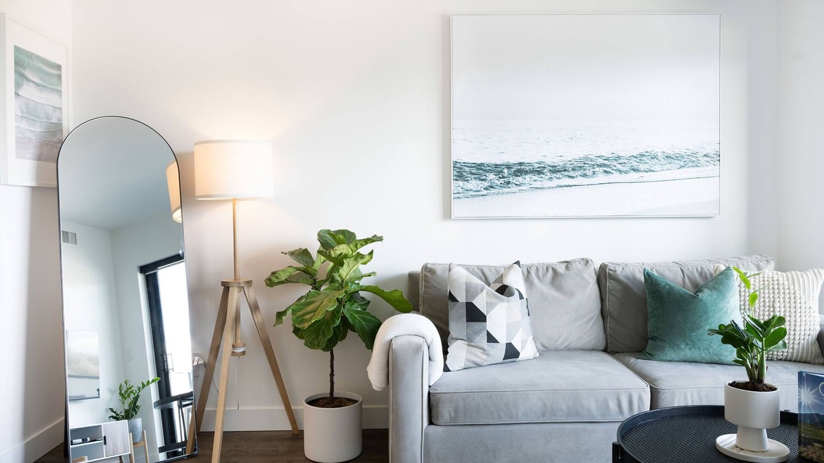Downtown Kelowna Condo | The Garden Oasis Downtown Kelowna Condo w Pkg and AC