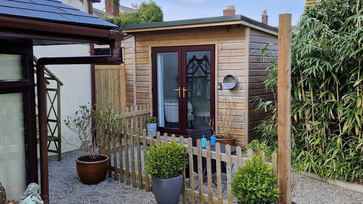 Redruth Apartment | The Garden Room Chalet