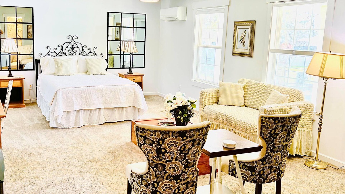 Spring Hill Apartment | The Gardenia Suites ™ - Suite B ~ Country feel in the heart of Spring Hill.