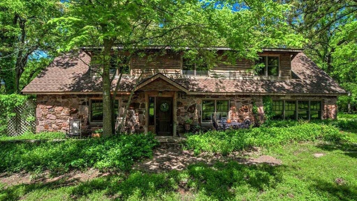 Edmond House | The Gate House, 1 Bedroom Cabin - Edmond, OK