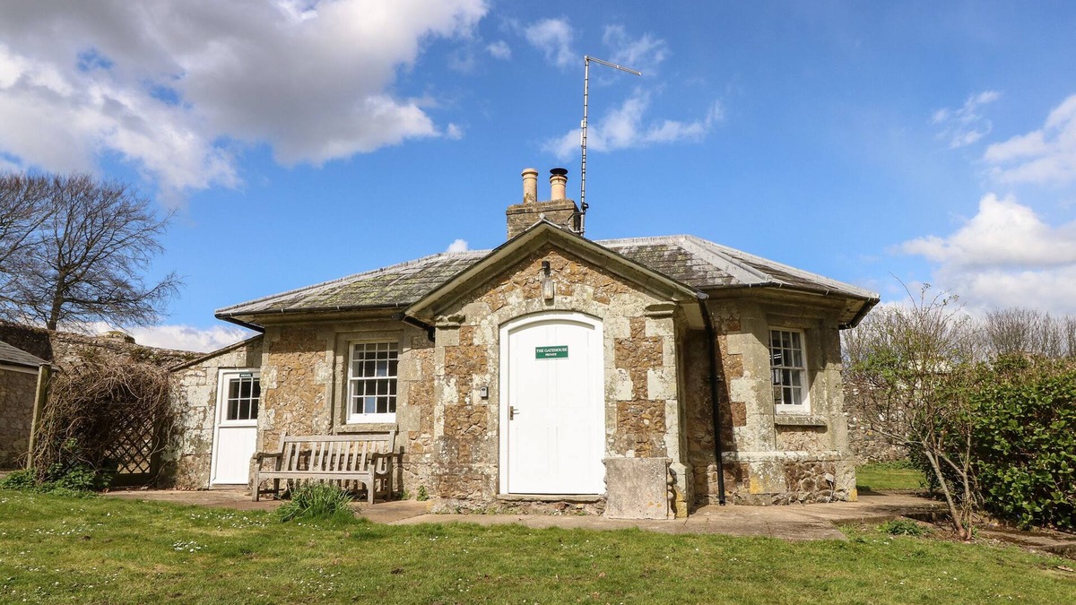 Godshill Cottage | THE GATE HOUSE, pet friendly, character holiday cottage in Wroxall