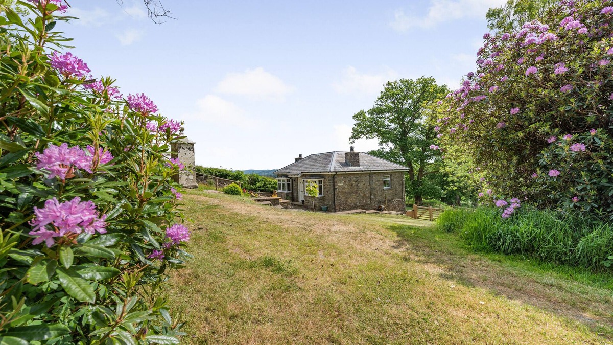 Llanybydder House | The Gate Lodge Brynteg