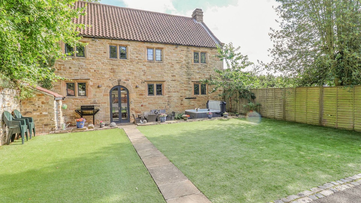 Teversal Cottage | THE GATEHOUSE, pet friendly, character holiday cottage in Mansfield