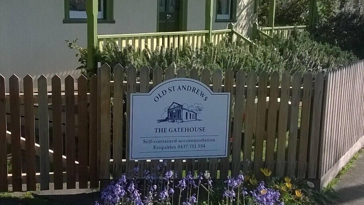 Port Fairy Cottage | The Gatehouse - historic cottage - pet friendly